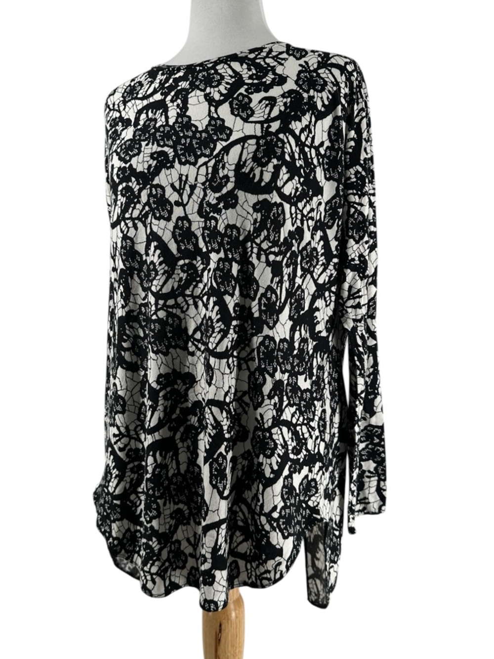 Aritzia Wilfred lace print long-sleeve top featuring an open back y2k layer sz M